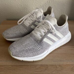 Adidas cloud Foam Men’s Shoes 9.5, women’s 11